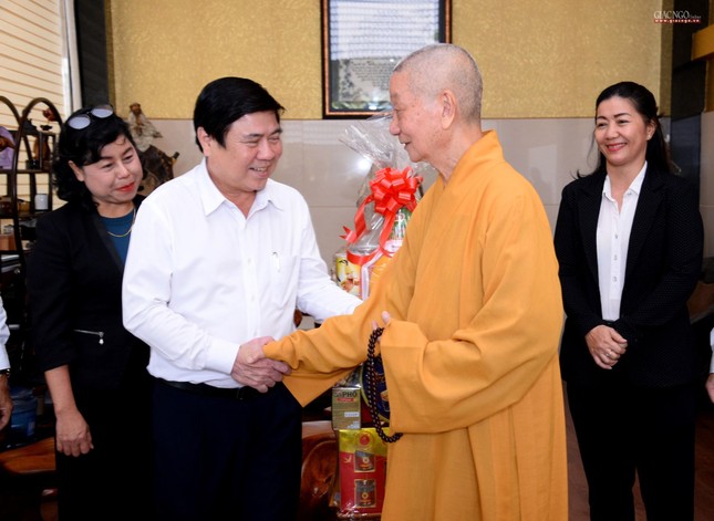 Ông Chủ tịch UBND TP.HCM với Trưởng lão Hòa thượng Thích Trí Quảng
