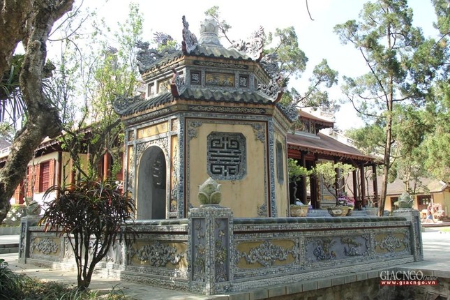 Nhà bia trước chánh điện