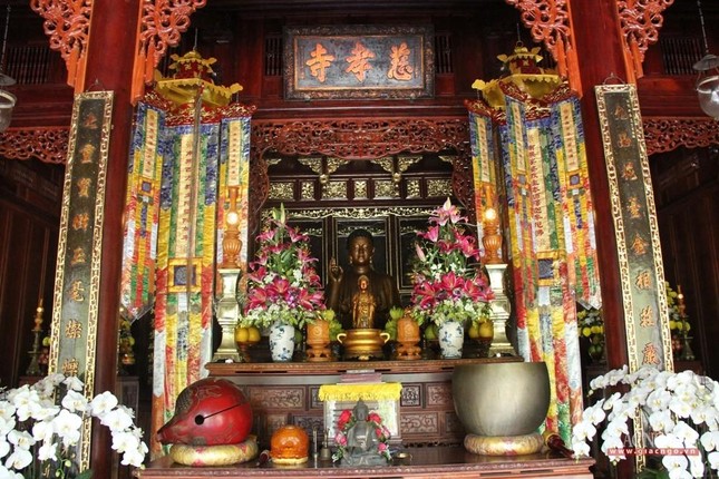 Thờ tự nội điện được giữ nguyên hệ thống bàn thờ và tượng tao cảm giác gần gũi