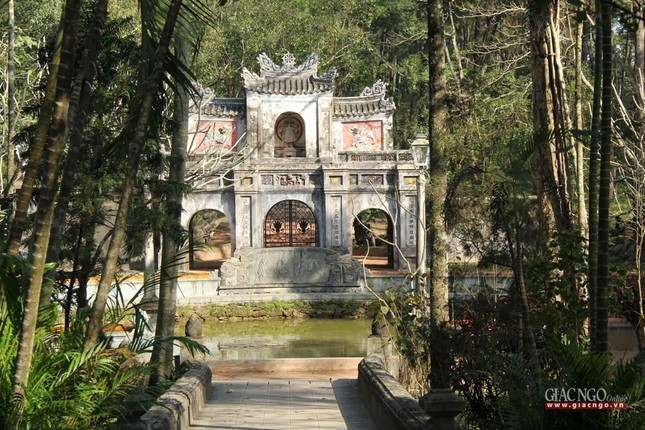 Tam quan nhìn từ trong ra