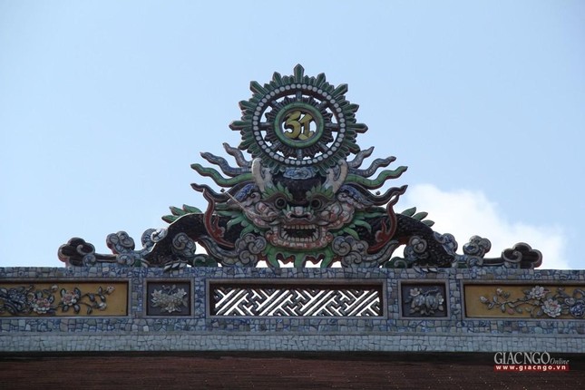 Mặt nhật trên nóc nhà hậu tổ được sao lại nguyên bản