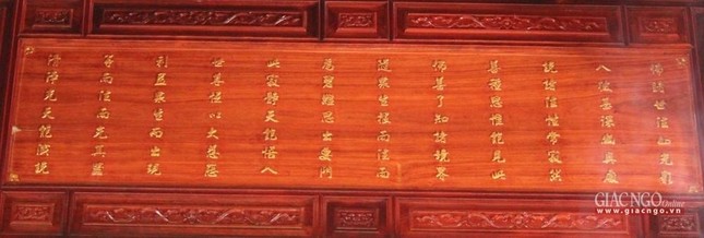 Nét chữ lối thảo hành của Hòa thượng Thanh Quý Chơn Thiệt được chụp nguyên bản và khắc lại trên bản gỗ, gắn vị trí cũ trong chánh điện