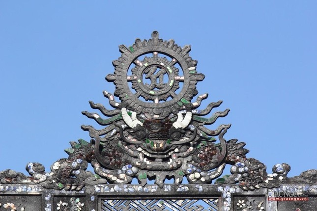 Đỉnh nóc tràn trí lưỡng long chầu pháp luân