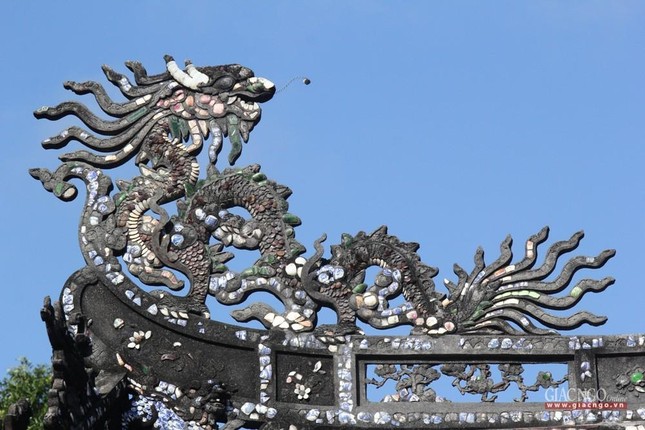 Long chầu trên mái