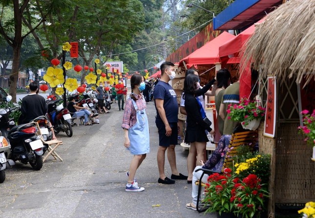 Phố Ông Đồ (trước Cung Văn hoá Lao Động) năm nay có phần vắng hơn mọi năm Phố Ông Đồ (trước Cung Văn hoá Lao Động) năm nay có phần vắng hơn mọi năm