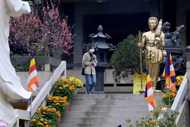 Người dân đến lễ Phật cũng ý thức đeo khẩu trang Người dân đến lễ Phật cũng ý thức đeo khẩu trang