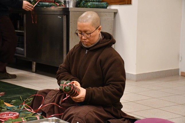 Trước đây Làng Mai có tên là Làng Hồng vì ở đây có trồng nhiều cây hồng ăn trái