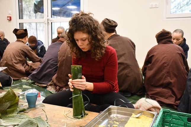 Có những khóa tu mùa hè thiền sinh tham dự cả hàng ngàn người đăng ký các đoản kỳ