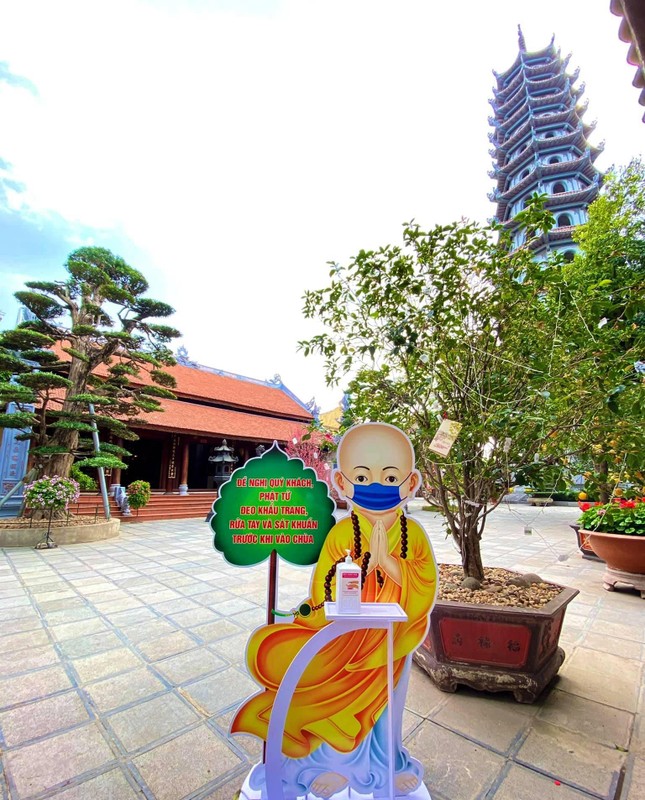 Trong mùa dịch, chùa tạm đóng cửa và nhiều nơi để hình tượng chú tiểu nhắc nhở mọi người tuân thủ các biện pháp phòng, chống dịch Covid-19 đang diễn biến phức tạp - Ảnh: Diệu Tường