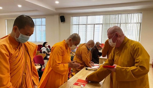 Trao lộc xuân đầu năm Trao lộc xuân đầu năm