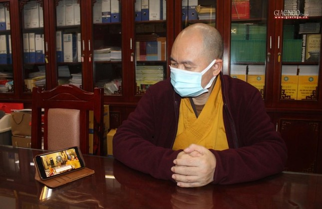 Thượng tọa Thích Đức Thiện theo dõi lễ cầu an online tại văn phòng Trung ương GHPGVN