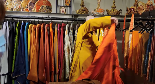 Ông Nguyễn Minh Phúc trong một cửa hàng bán lễ phục Phật giáo sang trọng ở một quận trung tâm TP.HCM Ông Nguyễn Minh Phúc trong một cửa hàng bán lễ phục Phật giáo sang trọng ở một quận trung tâm TP.HCM