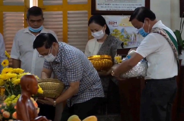 Phật tử đặt bát cúng dường Phật tử đặt bát cúng dường