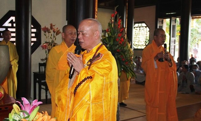 Hòa thượng Thích Giác Đạo làm sám chủ