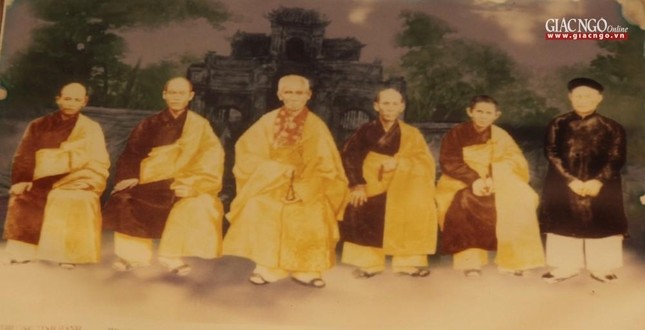 Cùng với chư vị cao Tăng và cư sĩ Tâm Minh Lê Đình Thám