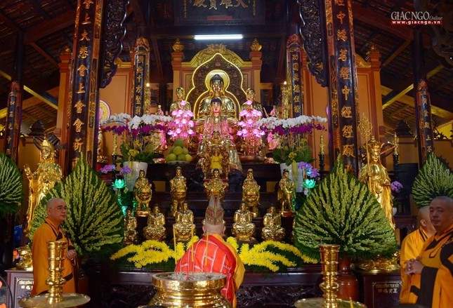 Trước chánh điện Tổ đình Long Thạnh