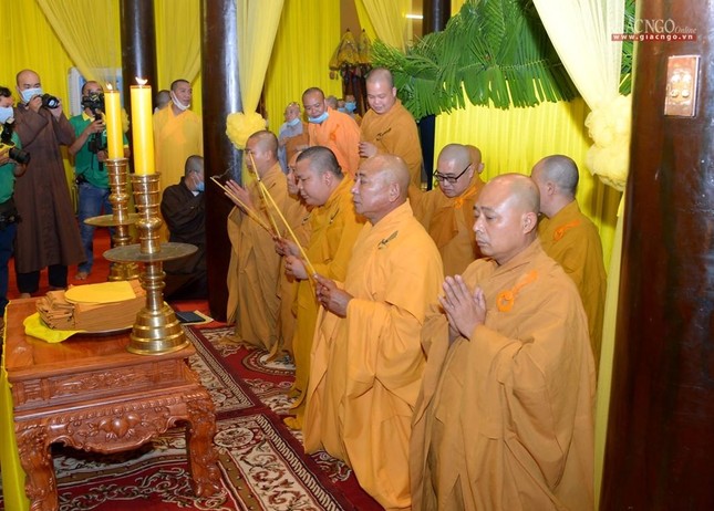 Dâng hương lên Ân sư trong lễ thành phục