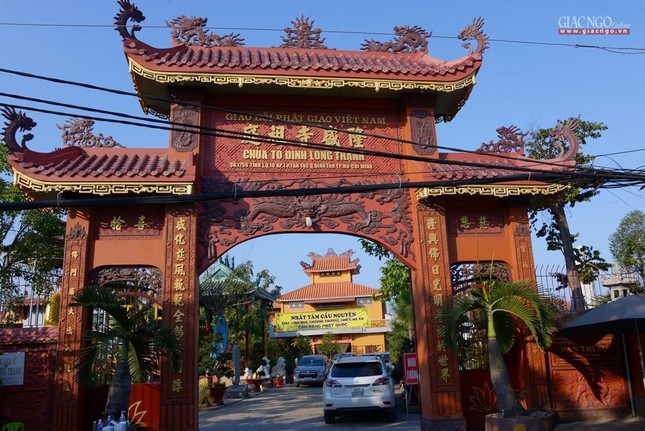 Tam quan Tổ đình Long Thạnh