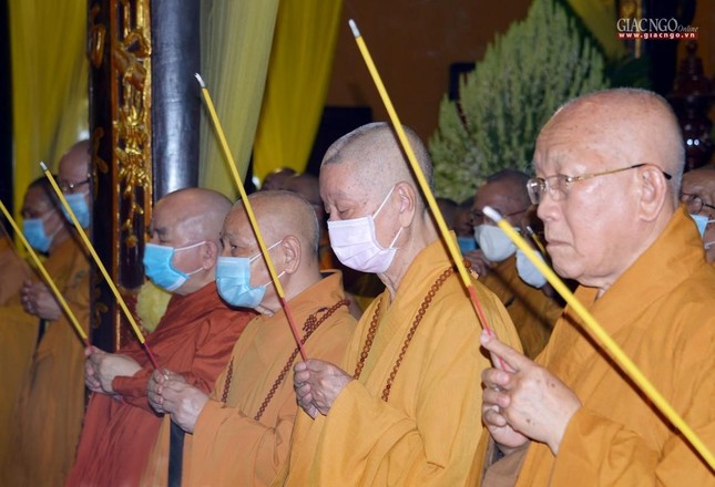 Chư Hòa thượng cử hương cầu nguyện Chư Hòa thượng cử hương cầu nguyện