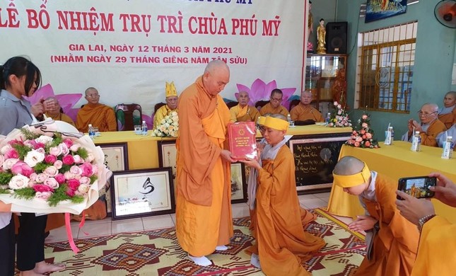 Thượng tọa Thích Từ Vân trao quyết định bổ nhiệm trụ trì đến Sư cô Thích nữ Huệ Giải Thượng tọa Thích Từ Vân trao quyết định bổ nhiệm trụ trì đến Sư cô Thích nữ Huệ Giải