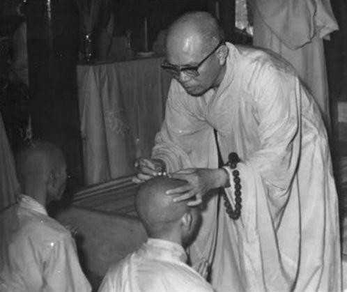 Hòa thượng Thích Trí Thủ hộ hương cho các giới tử