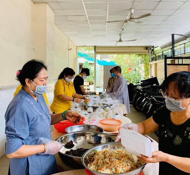 Quý Thầy, các chú tiểu và Phật tử cùng chuẩn bị các bữa cơm chia sẻ tại chùa Bát Nhã