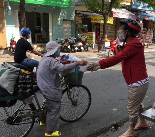 Bà con khó khăn nhận bữa lót dạ qua giai đoạn khó khăn