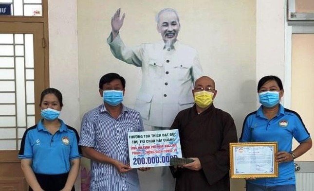 Thượng tọa Thích Đạt Đức trao bảng tượng trưng số tiền ủng hộ 200 triệu đồng đến lãnh đạo Ủy ban MTTQVN quận Tân Bình Thượng tọa Thích Đạt Đức trao bảng tượng trưng số tiền ủng hộ 200 triệu đồng đến lãnh đạo Ủy ban MTTQVN quận Tân Bình