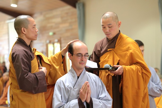 Xuống tóc là một nghi lễ thiêng liêng trong Phật giáo - Ảnh: Làng Mai Xuống tóc là một nghi lễ thiêng liêng trong Phật giáo - Ảnh: Làng Mai