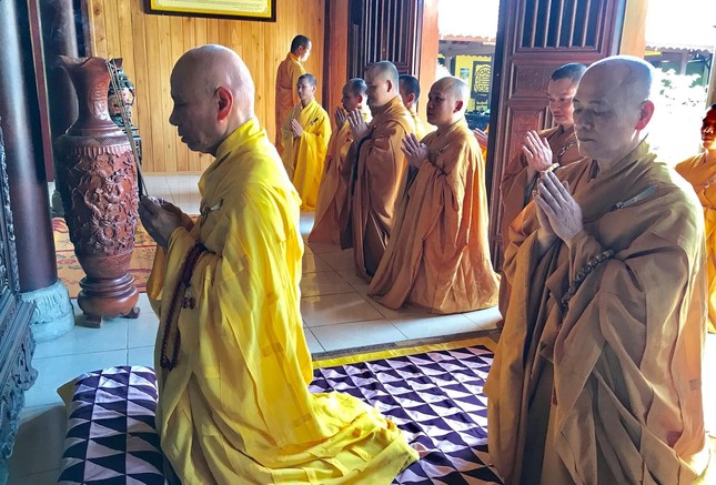 Chư Hòa thượng dâng hương tưởng niệm tại tổ đình Kim Tiên