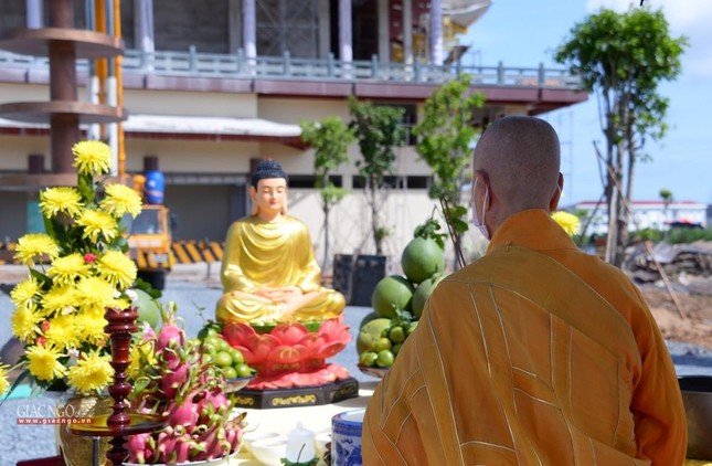 Trưởng lão Hòa thượng cử hành nghi thức chú nguyện trước khi nâng cửu luân lên vị trí đỉnh tháp Trưởng lão Hòa thượng cử hành nghi thức chú nguyện trước khi nâng cửu luân lên vị trí đỉnh tháp