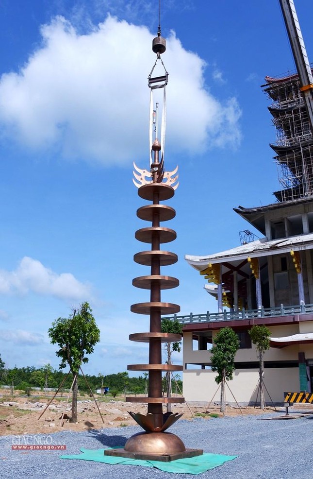 Cửu luân bằng đồng, do các nghệ nhân làng nghề Ý Yên tỉnh Nam Định thực hiện Cửu luân bằng đồng, do các nghệ nhân làng nghề Ý Yên tỉnh Nam Định thực hiện