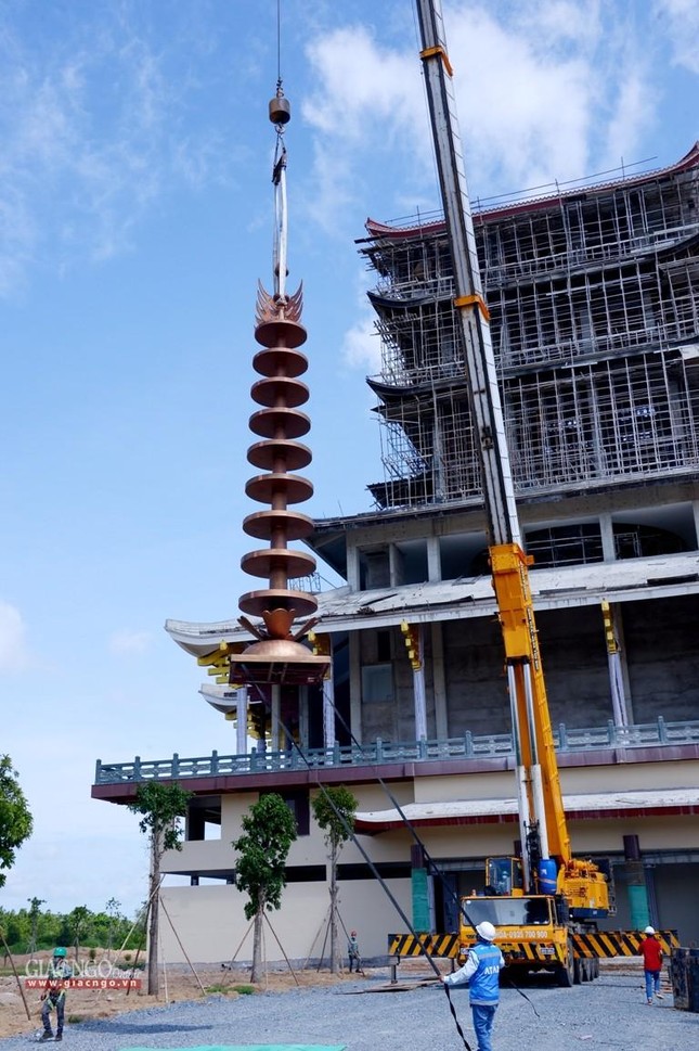 Các kỹ sư và kỹ thuật viên nâng cửu đỉnh Các kỹ sư và kỹ thuật viên nâng cửu đỉnh