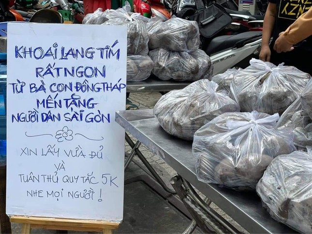 Góc chia sẻ từ khoai giải cứu ở Sài Gòn, ảnh cộng đồng mạng xã hội lan truyền mạnh trong tối 14-6, được biết ở số 2 Cao Thắng, Q.3, TP.HCM Góc chia sẻ từ khoai giải cứu ở Sài Gòn, ảnh cộng đồng mạng xã hội lan truyền mạnh trong tối 14-6, được biết ở số 2 Cao Thắng, Q.3, TP.HCM