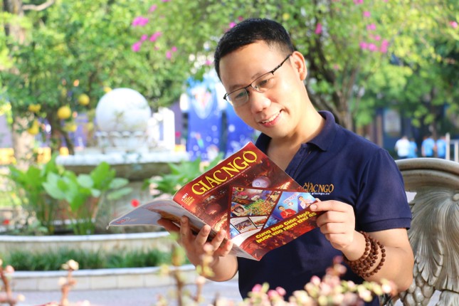 Tác giả, nhà thơ Lương Đình Khoa với ấn phẩm Báo Giác Ngộ - Ảnh: TGCC