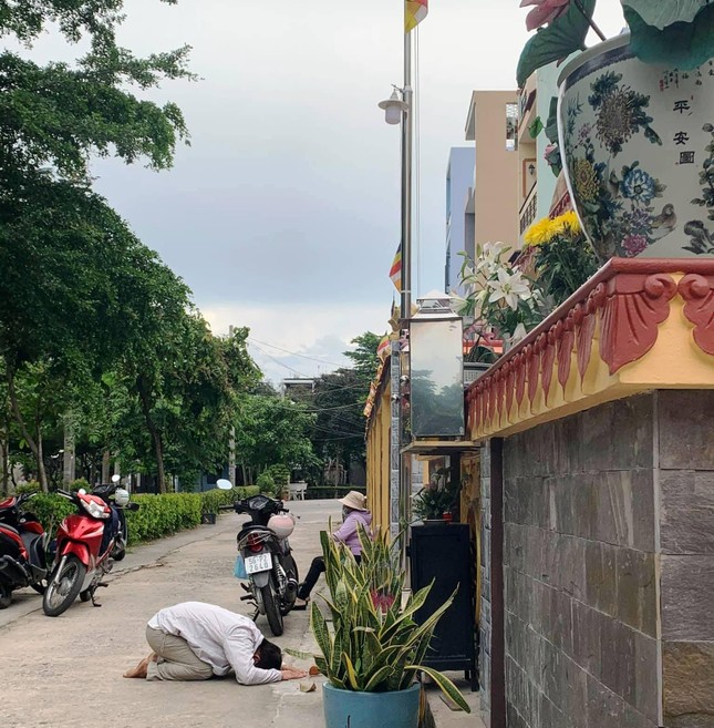 Một số người dân đến lễ Phật cầu nguyện (Ảnh chụp tại Phật đài bên ngoài chùa Nam Tông, phường An Lạc A, quận Bình Tân, TP.HCM ngày 23-6-2021) Một số người dân đến lễ Phật cầu nguyện (Ảnh chụp tại Phật đài bên ngoài chùa Nam Tông, phường An Lạc A, quận Bình Tân, TP.HCM ngày 23-6-2021)