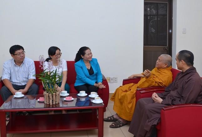 HT.Thích Giác Toàn trò chuyện với bà Lệ và đoàn - Ảnh: Bảo Toàn/BGN