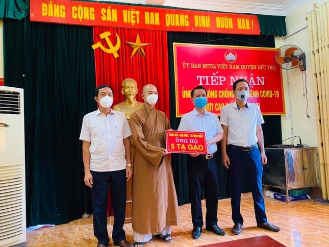 Đại đức Đồng Ấn trao 5 tạ gạo tại cơ quan Ủy ban MTTQVN huyện Đức Thọ Đại đức Đồng Ấn trao 5 tạ gạo tại cơ quan Ủy ban MTTQVN huyện Đức Thọ