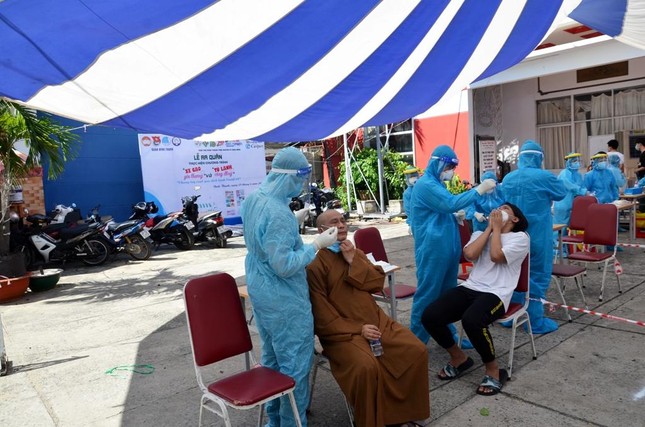 754 Tăng Ni tại 77 cơ sở tự viện Phật giáo trên địa bàn quận Bình Thạnh đến các điểm lấy mẫu xét nghiệm