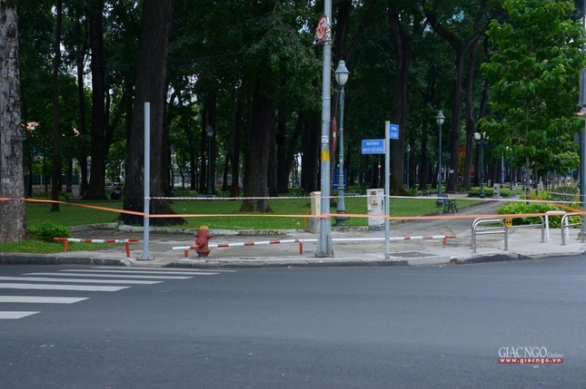 Các nơi công cộng cũng được giăng dây giới hạn sinh hoạt Các nơi công cộng cũng được giăng dây giới hạn sinh hoạt