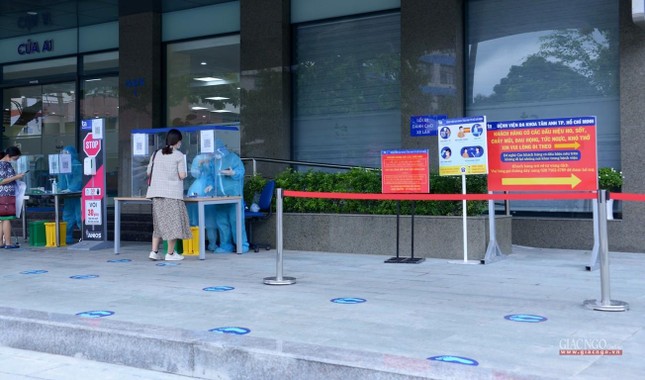 Được hướng dẫn khai báo y tế và giãn cách từ bên ngoài Được hướng dẫn khai báo y tế và giãn cách từ bên ngoài