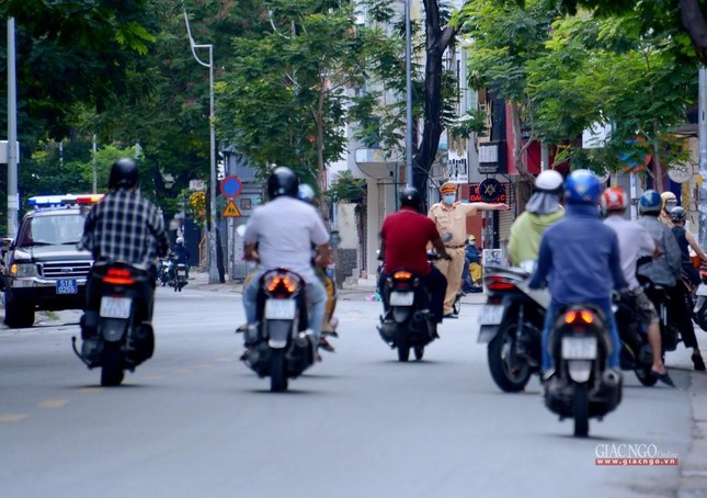 Một số người phải đến nơi làm vì công tác cần thiết Một số người phải đến nơi làm vì công tác cần thiết