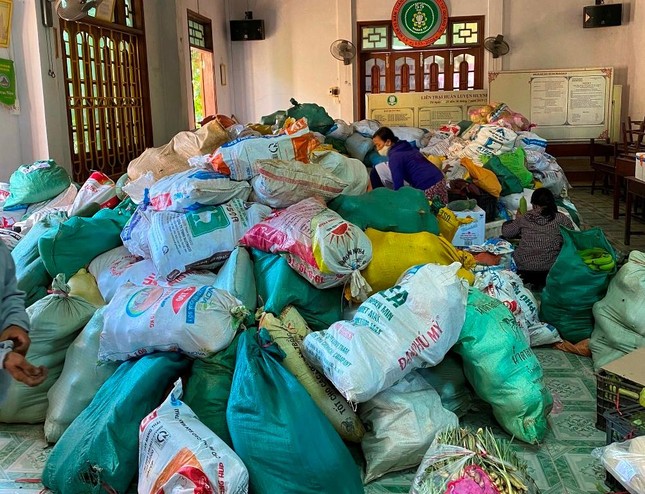 Hình ảnh tiếp nhận, vận chuyển và tập kết hàng nông sản của bà con đóng góp Hình ảnh tiếp nhận, vận chuyển và tập kết hàng nông sản của bà con đóng góp