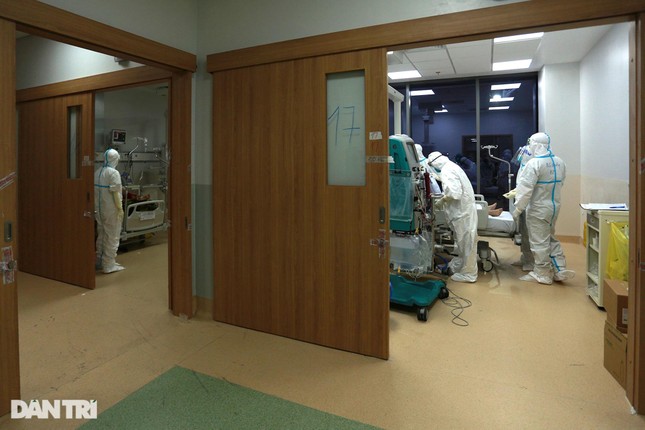 Hàng ngày lịch làm việc của nhân viên y tế tại đây chia làm 3 ca, 4 kíp. Ca sáng từ 7 giờ tới 14 giờ, ca chiều từ 14 giờ đến 21 giờ, và ca đêm từ 21 giờ tới 7 giờ sáng hôm sau. Trước khi vào làm việc trong phòng điều trị bệnh nhân Covid-19, các nhân viên y tế buộc phải mang đồ bảo hộ cấp 4 (cấp cao nhất cho nhân viên y tế khu vực nguy hiểm). Hàng ngày lịch làm việc của nhân viên y tế tại đây chia làm 3 ca, 4 kíp. Ca sáng từ 7 giờ tới 14 giờ, ca chiều từ 14 giờ đến 21 giờ, và ca đêm từ 21 giờ tới 7 giờ sáng hôm sau. Trước khi vào làm việc trong phòng điều trị bệnh nhân Covid-19, các nhân viên y tế buộc phải mang đồ bảo hộ cấp 4 (cấp cao nhất cho nhân viên y tế khu vực nguy hiểm).