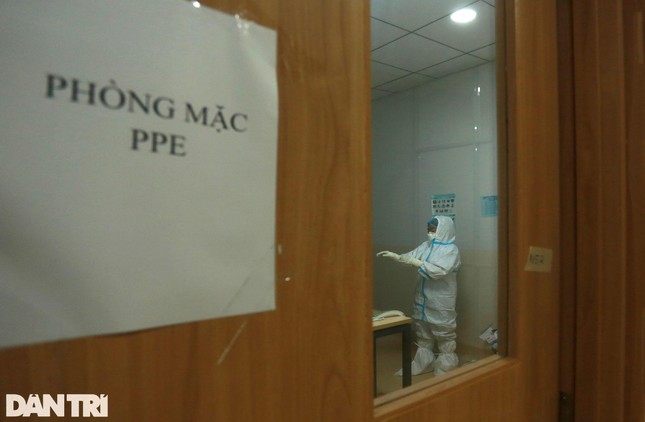 Đúng 21 giờ đêm, 15 y bác sĩ của khu vực điều trị bệnh nhân nặng và nguy kịch hoàn tất việc trang bị đồ bảo hộ ở phòng mặc PPE. Sẵn sàng vào thay ca cho đồng nghiệp. Đúng 21 giờ đêm, 15 y bác sĩ của khu vực điều trị bệnh nhân nặng và nguy kịch hoàn tất việc trang bị đồ bảo hộ ở phòng mặc PPE. Sẵn sàng vào thay ca cho đồng nghiệp.