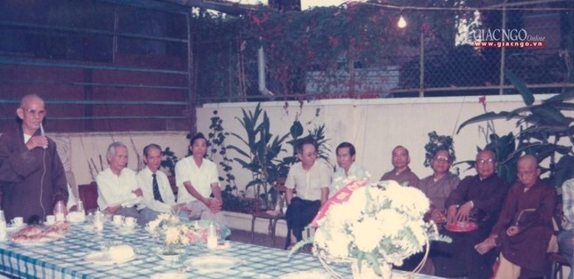 Đại lão Hòa thượng chia sẻ với chư tôn đức, trí thức và văn nghệ sĩ tại tòa soạn Báo Giác Ngộ - Ảnh tư liệu BGN Đại lão Hòa thượng chia sẻ với chư tôn đức, trí thức và văn nghệ sĩ tại tòa soạn Báo Giác Ngộ - Ảnh tư liệu BGN