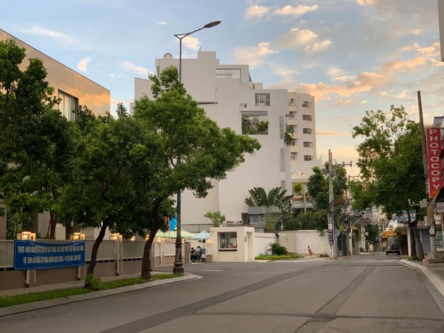 Đoạn đường Nguyễn Đình Chính, quận Phú Nhuận không một bóng người, ngoại trừ các bảo vệ ở trụ sở UBND quận ở cổng phụ