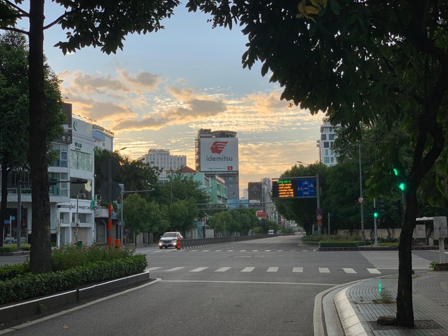 Một vài chiếc ô tô như lạc lỏng giữa con đường giờ này ngày thường người xe chen chân