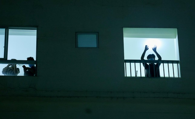 Sự hoảng sợ, lo lắng và thất vọng có thể thúc đẩy tác hại của căn bệnh này. Vì vậy, trong nguyên tắc điều trị Covid-19, ngoài việc nâng đỡ về thể trạng còn cần đến sự hỗ trợ về tinh thần, giúp người bệnh có niềm tin và an tâm điều trị - Ảnh: Ngô Trần Hải An