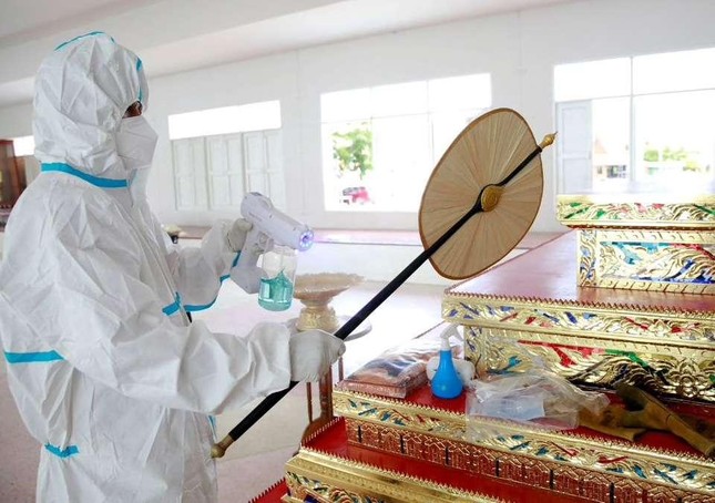 Chư Tăng cử hành nghi lễ cầu nguyện cho bệnh nhân qua đời vì Covid-19 Chư Tăng cử hành nghi lễ cầu nguyện cho bệnh nhân qua đời vì Covid-19